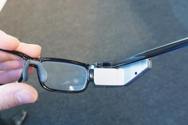 東芝推出比Google Glass更簡(jiǎn)單直接的智能眼鏡設(shè)備,但問題來了